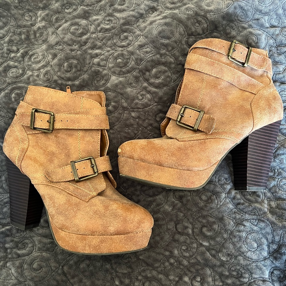 Bamboo brand. Size 7 1/2. 1inch platform.